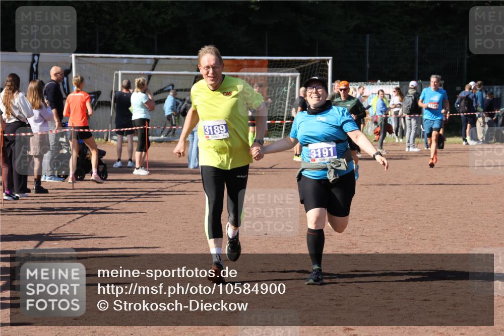 27.09.2026 - 35. Volkslauf durch das schöne Alstertal Strokosch-Dieckow http://msf.ph/oto/10584900 27.09.2026 11:50:20 Ziel 3189, 3191 meine-sportfotos.de
