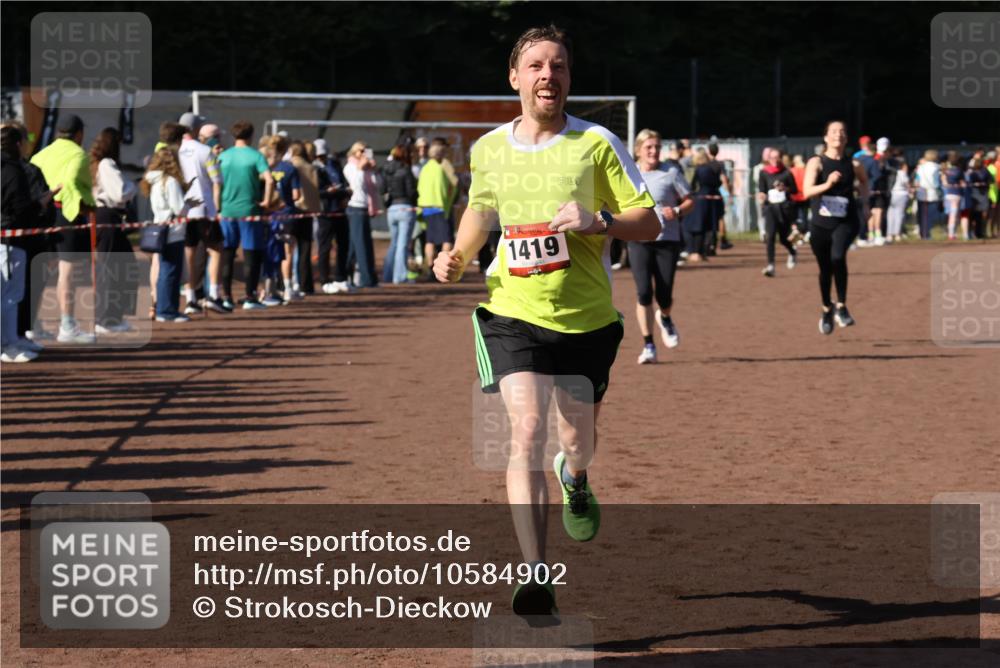 27.09.2026 - 35. Volkslauf durch das schöne Alstertal Strokosch-Dieckow http://msf.ph/oto/10584902 27.09.2026 11:33:39 Ziel 1419, 3158, 3982 meine-sportfotos.de