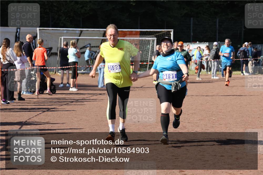 27.09.2026 - 35. Volkslauf durch das schöne Alstertal Strokosch-Dieckow http://msf.ph/oto/10584903 27.09.2026 11:50:20 Ziel 3189, 3191 meine-sportfotos.de
