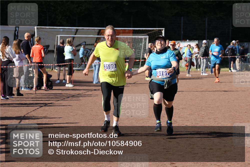 27.09.2026 - 35. Volkslauf durch das schöne Alstertal Strokosch-Dieckow http://msf.ph/oto/10584906 27.09.2026 11:50:20 Ziel 3189, 3191 meine-sportfotos.de