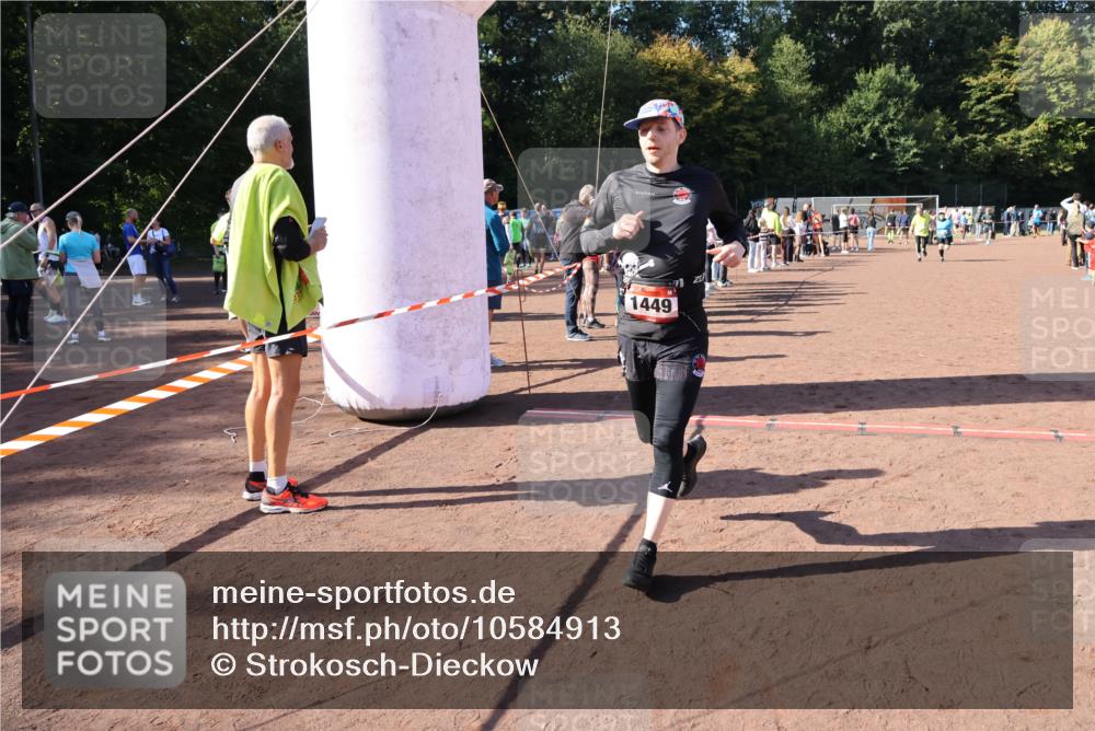 27.09.2026 - 35. Volkslauf durch das schöne Alstertal Strokosch-Dieckow http://msf.ph/oto/10584913 27.09.2026 11:50:16 Ziel 1449, 1515, 3043, 3044, 3189, 3191, 3193 meine-sportfotos.de
