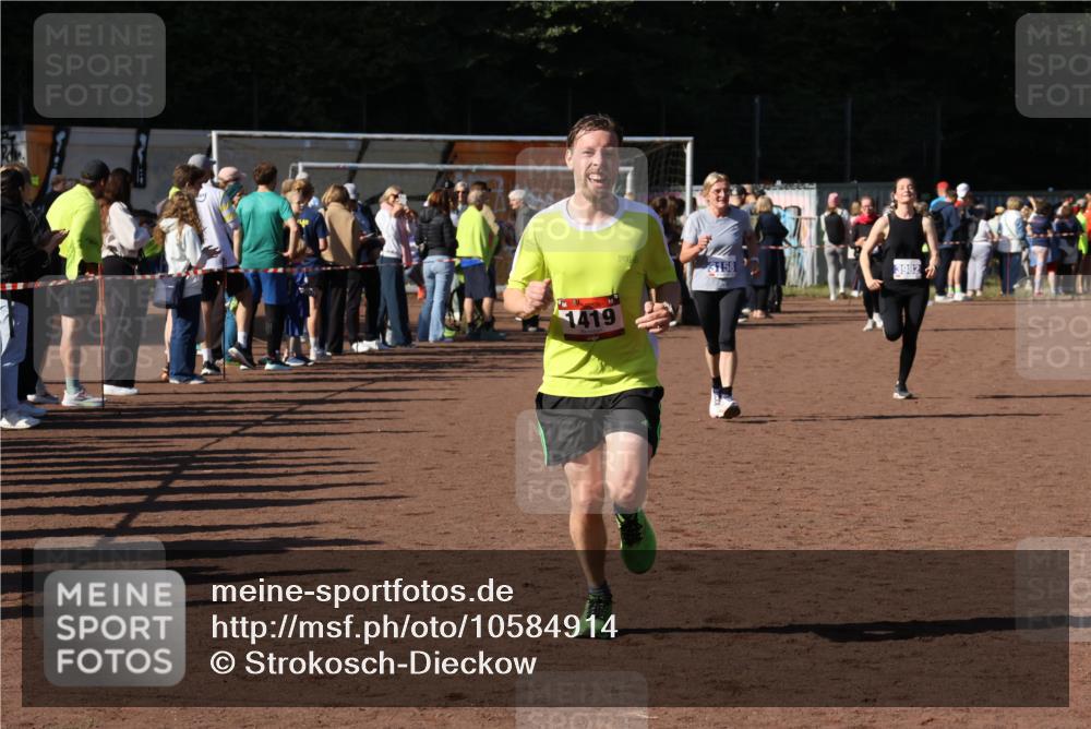 27.09.2026 - 35. Volkslauf durch das schöne Alstertal Strokosch-Dieckow http://msf.ph/oto/10584914 27.09.2026 11:33:39 Ziel 1419, 3158, 3982 meine-sportfotos.de