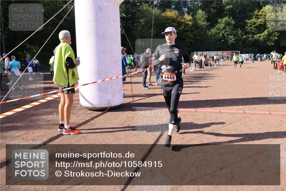 27.09.2026 - 35. Volkslauf durch das schöne Alstertal Strokosch-Dieckow http://msf.ph/oto/10584915 27.09.2026 11:50:16 Ziel 1449, 1515, 3043, 3044, 3189, 3191, 3193 meine-sportfotos.de