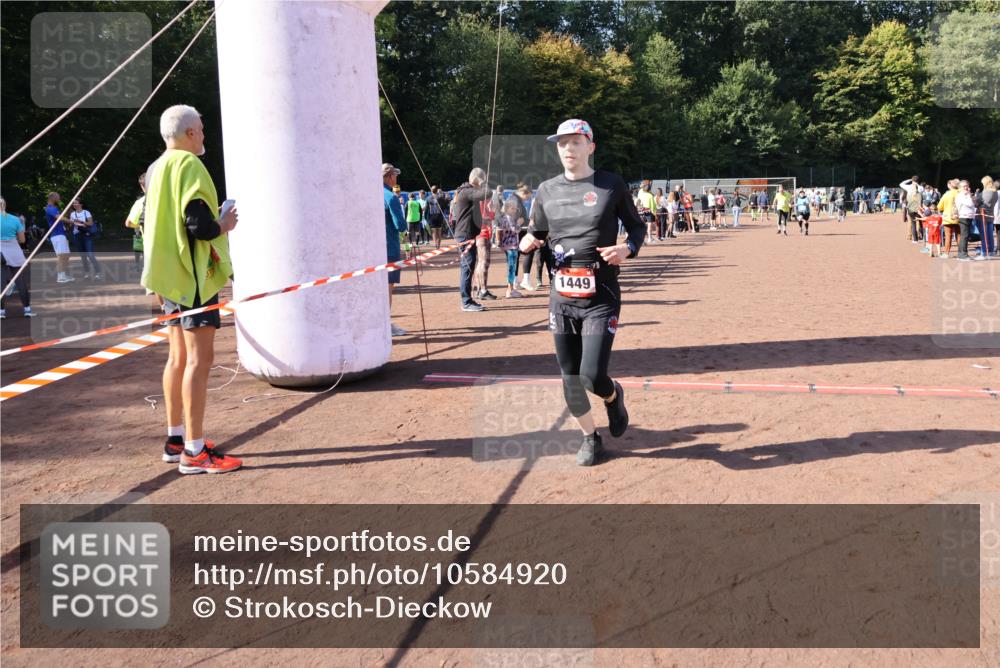 27.09.2026 - 35. Volkslauf durch das schöne Alstertal Strokosch-Dieckow http://msf.ph/oto/10584920 27.09.2026 11:50:16 Ziel 1449, 1515, 3043, 3044, 3189, 3191, 3193 meine-sportfotos.de