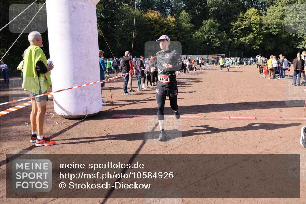 27.09.2026 - 35. Volkslauf durch das schöne Alstertal Strokosch-Dieckow http://msf.ph/oto/10584926 27.09.2026 11:50:16 Ziel 1449, 1515, 3043, 3044, 3189, 3191, 3193 meine-sportfotos.de
