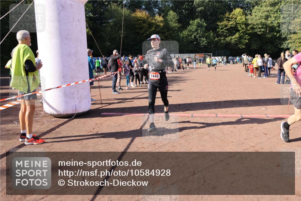 27.09.2026 - 35. Volkslauf durch das schöne Alstertal Strokosch-Dieckow http://msf.ph/oto/10584928 27.09.2026 11:50:15 Ziel 1449, 1515, 3043, 3044, 3189, 3191, 3193 meine-sportfotos.de