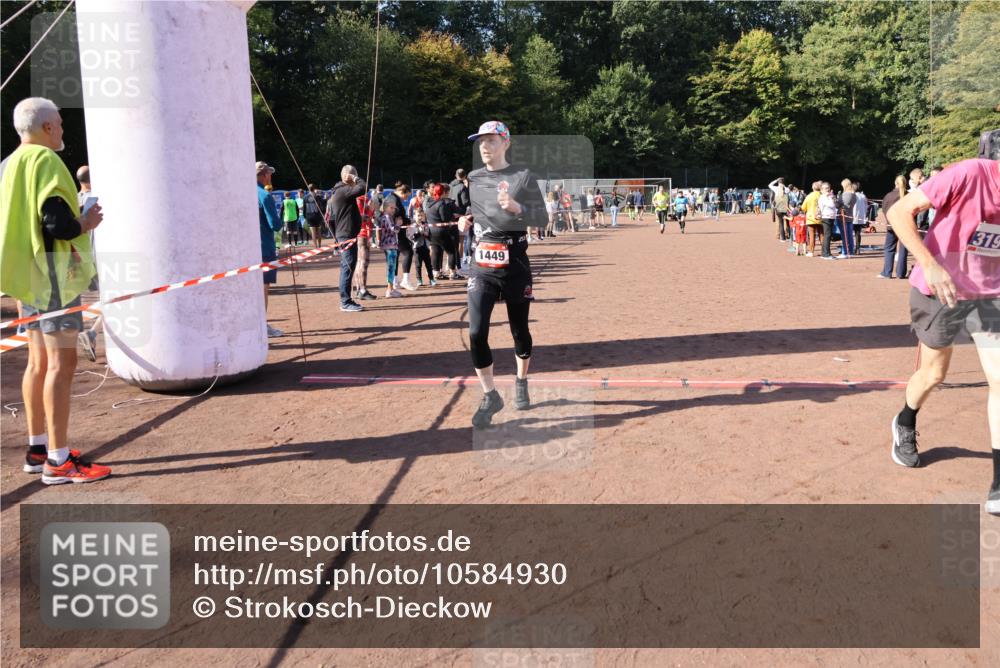27.09.2026 - 35. Volkslauf durch das schöne Alstertal Strokosch-Dieckow http://msf.ph/oto/10584930 27.09.2026 11:50:15 Ziel 1449, 1515, 3043, 3044, 3189, 3191, 3193 meine-sportfotos.de