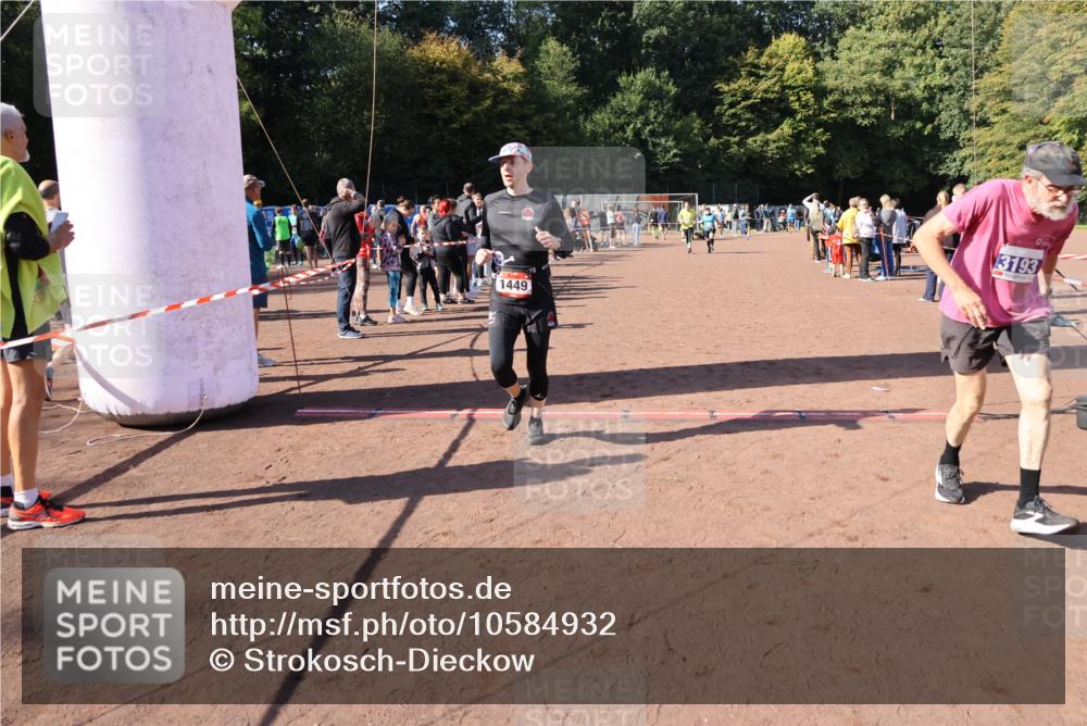 27.09.2026 - 35. Volkslauf durch das schöne Alstertal Strokosch-Dieckow http://msf.ph/oto/10584932 27.09.2026 11:50:15 Ziel 1449, 1515, 3043, 3044, 3189, 3191, 3193 meine-sportfotos.de