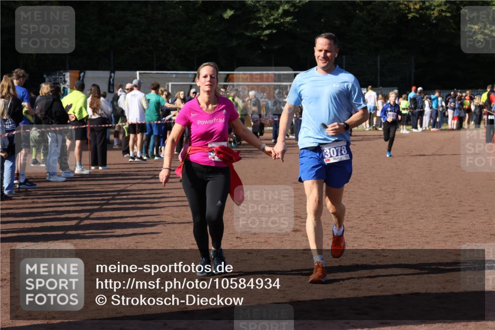 27.09.2026 - 35. Volkslauf durch das schöne Alstertal Strokosch-Dieckow http://msf.ph/oto/10584934 27.09.2026 11:33:16 Ziel 3077, 3078, 3114, 3226 meine-sportfotos.de