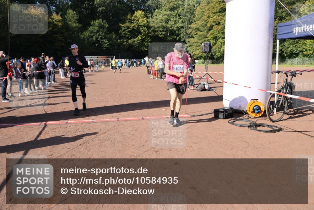 27.09.2026 - 35. Volkslauf durch das schöne Alstertal Strokosch-Dieckow http://msf.ph/oto/10584935 27.09.2026 11:50:15 Ziel 1449, 1515, 3043, 3044, 3189, 3191, 3193 meine-sportfotos.de