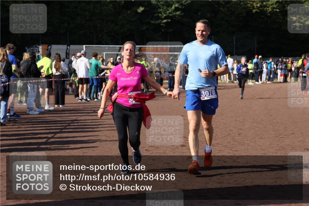 27.09.2026 - 35. Volkslauf durch das schöne Alstertal Strokosch-Dieckow http://msf.ph/oto/10584936 27.09.2026 11:33:16 Ziel 3077, 3078, 3114, 3226 meine-sportfotos.de