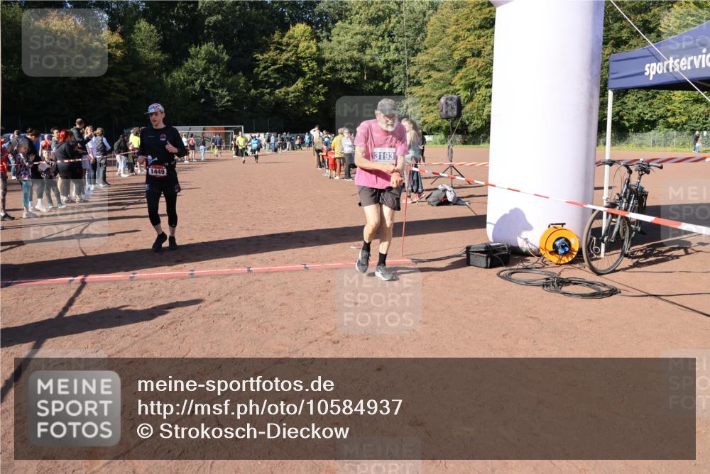 27.09.2026 - 35. Volkslauf durch das schöne Alstertal Strokosch-Dieckow http://msf.ph/oto/10584937 27.09.2026 11:50:15 Ziel 1449, 1515, 3043, 3044, 3189, 3191, 3193 meine-sportfotos.de