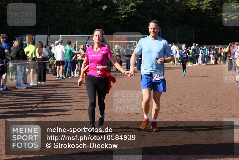 27.09.2026 - 35. Volkslauf durch das schöne Alstertal Strokosch-Dieckow http://msf.ph/oto/10584939 27.09.2026 11:33:16 Ziel 3077, 3078, 3114, 3226 meine-sportfotos.de