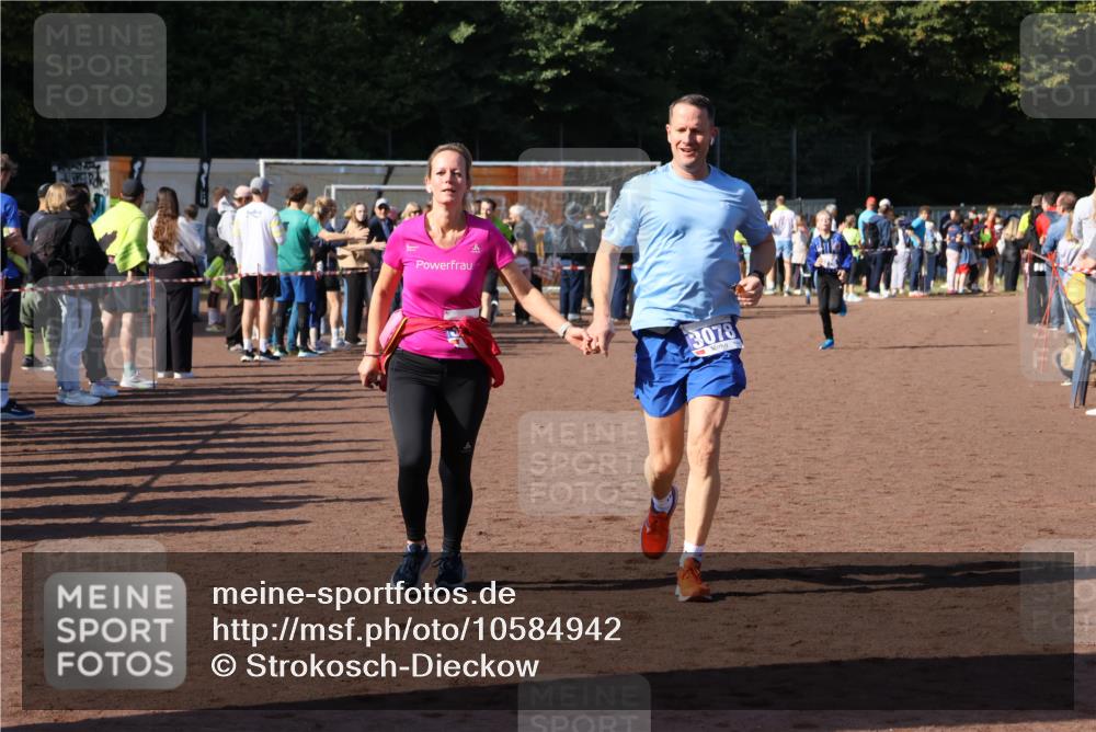 27.09.2026 - 35. Volkslauf durch das schöne Alstertal Strokosch-Dieckow http://msf.ph/oto/10584942 27.09.2026 11:33:16 Ziel 3077, 3078, 3114, 3226 meine-sportfotos.de