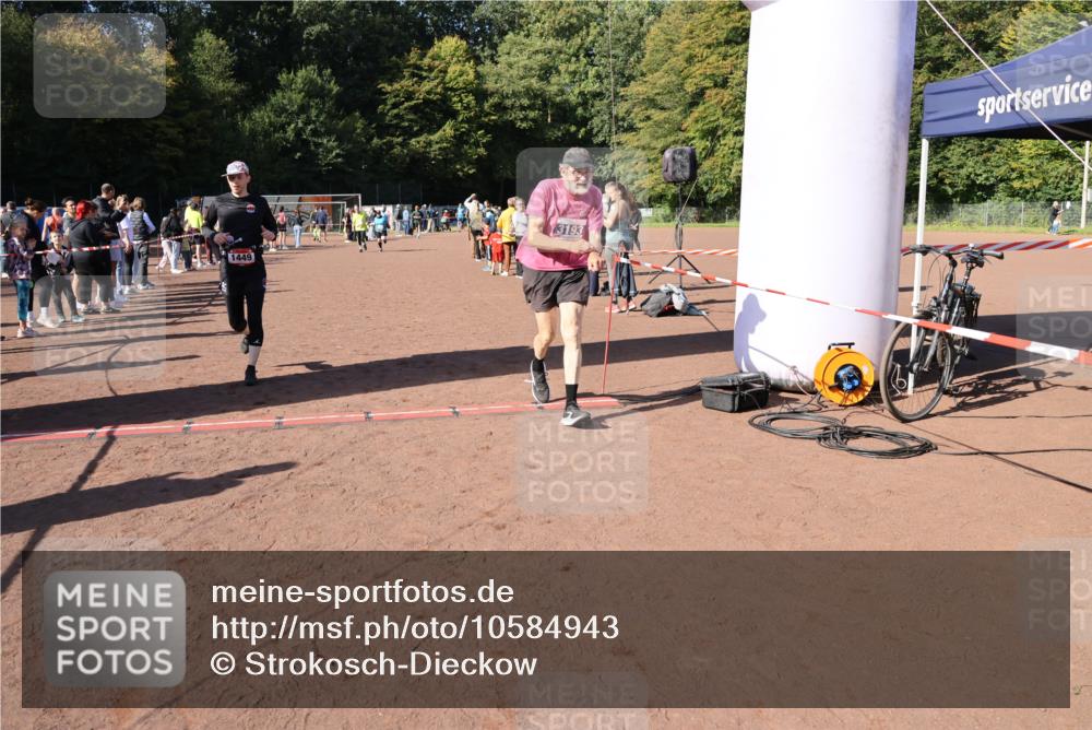 27.09.2026 - 35. Volkslauf durch das schöne Alstertal Strokosch-Dieckow http://msf.ph/oto/10584943 27.09.2026 11:50:15 Ziel 1449, 1515, 3043, 3044, 3189, 3191, 3193 meine-sportfotos.de