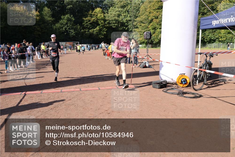 27.09.2026 - 35. Volkslauf durch das schöne Alstertal Strokosch-Dieckow http://msf.ph/oto/10584946 27.09.2026 11:50:14 Ziel 1449, 1515, 3043, 3044, 3193 meine-sportfotos.de