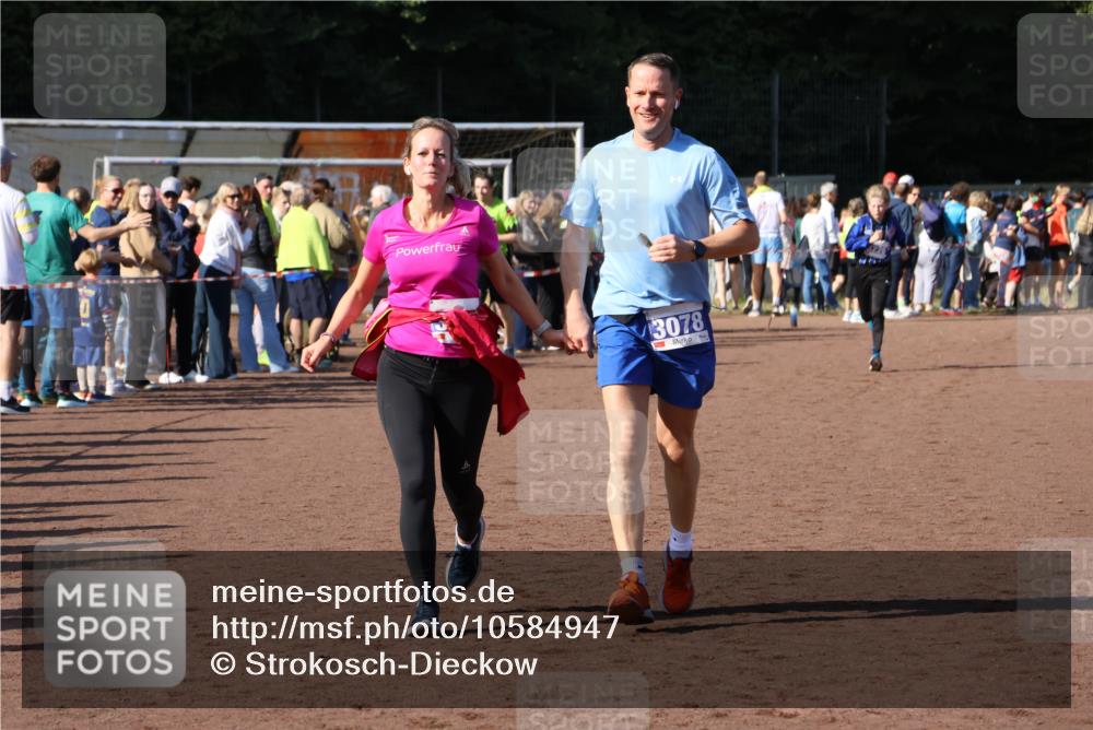 27.09.2026 - 35. Volkslauf durch das schöne Alstertal Strokosch-Dieckow http://msf.ph/oto/10584947 27.09.2026 11:33:15 Ziel 3077, 3078, 3114, 3226 meine-sportfotos.de