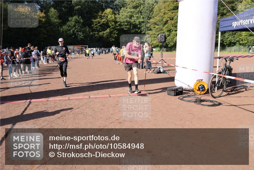 27.09.2026 - 35. Volkslauf durch das schöne Alstertal Strokosch-Dieckow http://msf.ph/oto/10584948 27.09.2026 11:50:14 Ziel 1449, 1515, 3043, 3044, 3193 meine-sportfotos.de