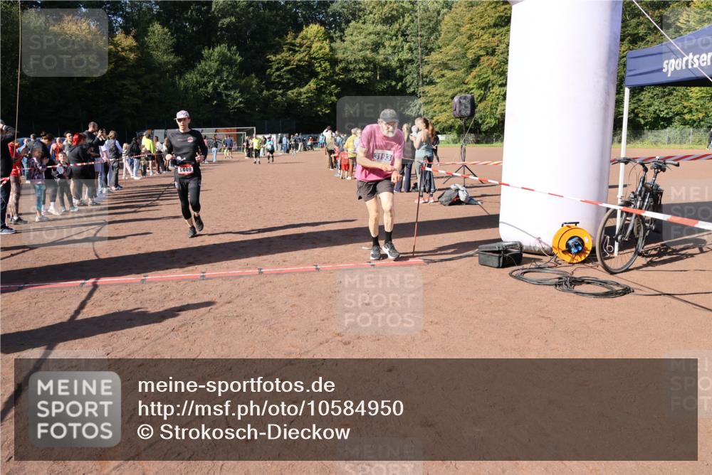 27.09.2026 - 35. Volkslauf durch das schöne Alstertal Strokosch-Dieckow http://msf.ph/oto/10584950 27.09.2026 11:50:14 Ziel 1449, 1515, 3043, 3044, 3193 meine-sportfotos.de