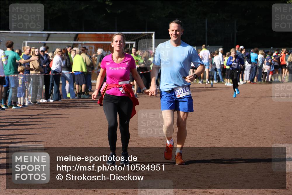 27.09.2026 - 35. Volkslauf durch das schöne Alstertal Strokosch-Dieckow http://msf.ph/oto/10584951 27.09.2026 11:33:14 Ziel 3077, 3078 meine-sportfotos.de
