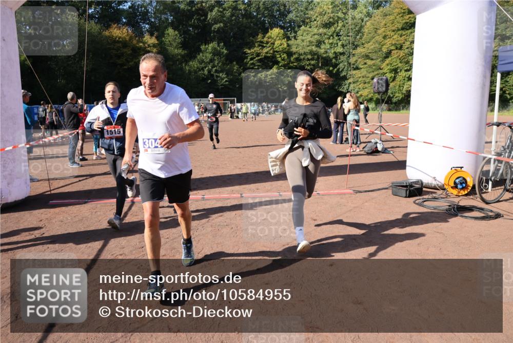 27.09.2026 - 35. Volkslauf durch das schöne Alstertal Strokosch-Dieckow http://msf.ph/oto/10584955 27.09.2026 11:50:13 Ziel 1449, 1515, 3043, 3044, 3193 meine-sportfotos.de