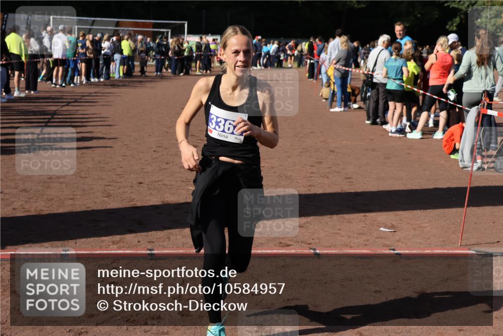 27.09.2026 - 35. Volkslauf durch das schöne Alstertal Strokosch-Dieckow http://msf.ph/oto/10584957 27.09.2026 11:33:04 Ziel 1426, 3276, 3363 meine-sportfotos.de