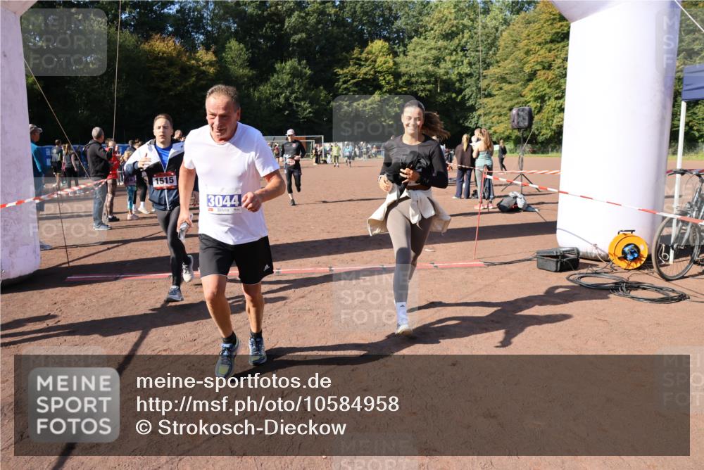 27.09.2026 - 35. Volkslauf durch das schöne Alstertal Strokosch-Dieckow http://msf.ph/oto/10584958 27.09.2026 11:50:13 Ziel 1449, 1515, 3043, 3044, 3193 meine-sportfotos.de