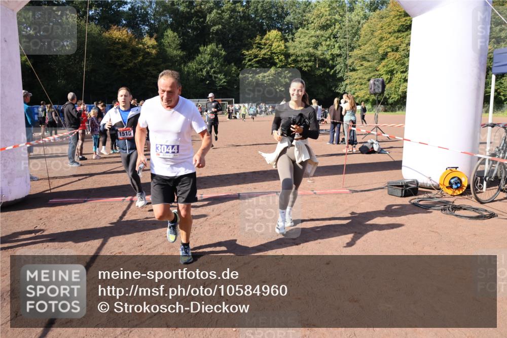 27.09.2026 - 35. Volkslauf durch das schöne Alstertal Strokosch-Dieckow http://msf.ph/oto/10584960 27.09.2026 11:50:13 Ziel 1449, 1515, 3043, 3044, 3193 meine-sportfotos.de