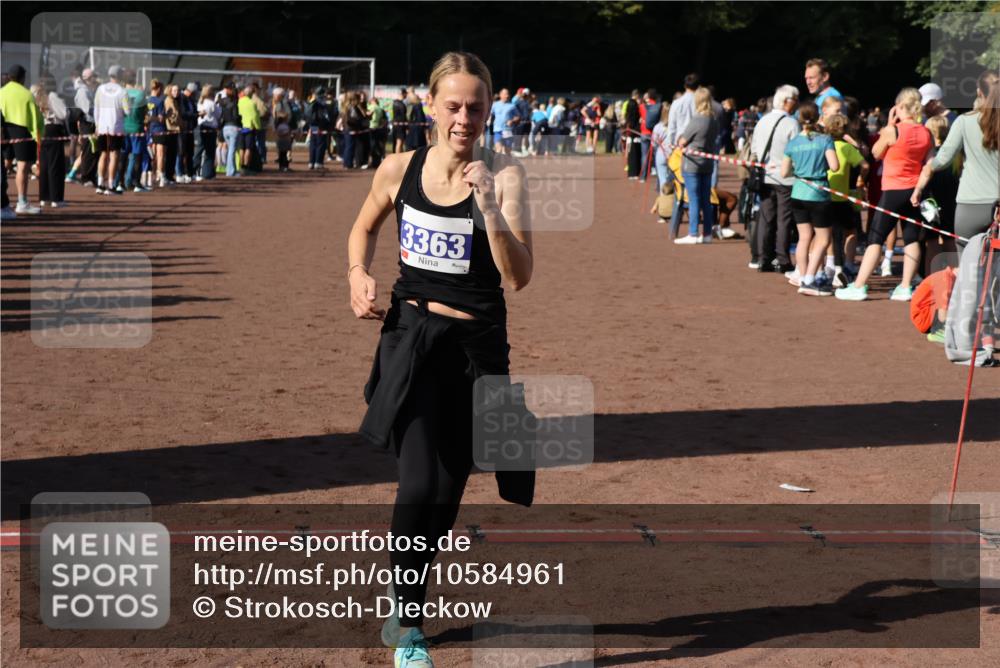 27.09.2026 - 35. Volkslauf durch das schöne Alstertal Strokosch-Dieckow http://msf.ph/oto/10584961 27.09.2026 11:33:04 Ziel 1426, 3276, 3363 meine-sportfotos.de