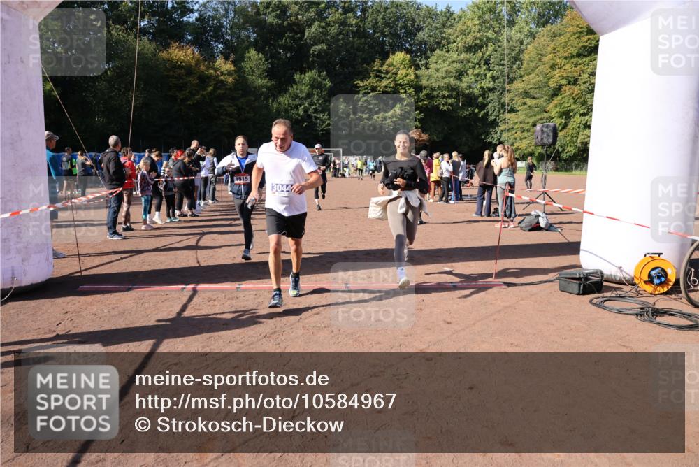 27.09.2026 - 35. Volkslauf durch das schöne Alstertal Strokosch-Dieckow http://msf.ph/oto/10584967 27.09.2026 11:50:12 Ziel 1449, 1515, 3043, 3044, 3193 meine-sportfotos.de