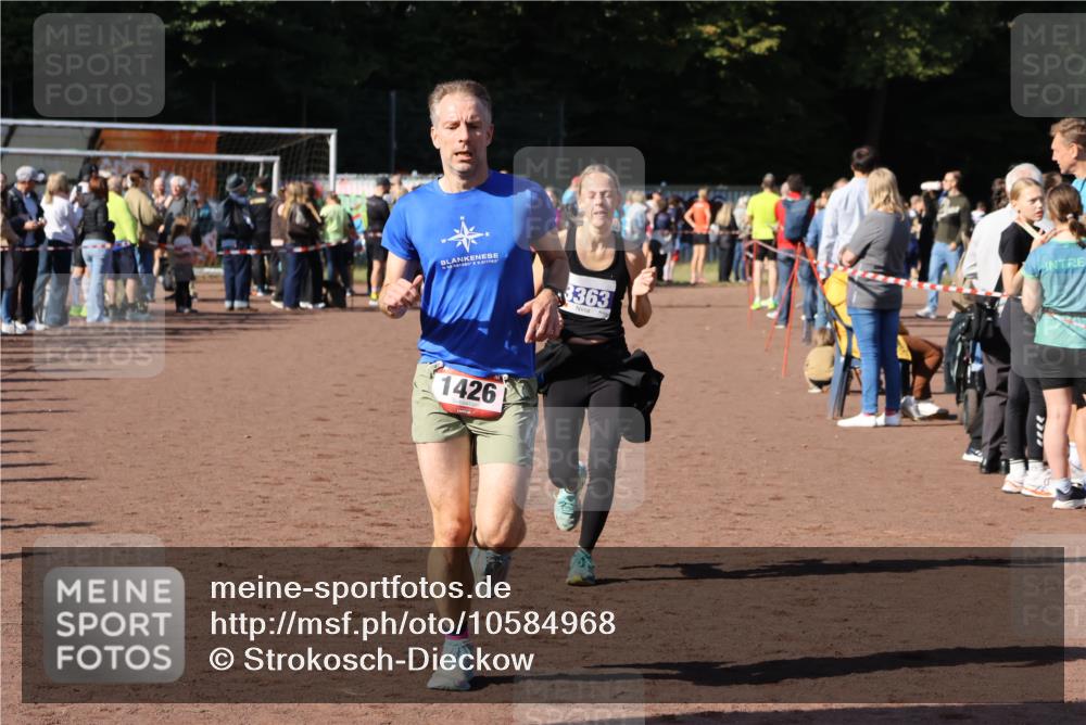 27.09.2026 - 35. Volkslauf durch das schöne Alstertal Strokosch-Dieckow http://msf.ph/oto/10584968 27.09.2026 11:33:02 Ziel 1426, 3276, 3363 meine-sportfotos.de