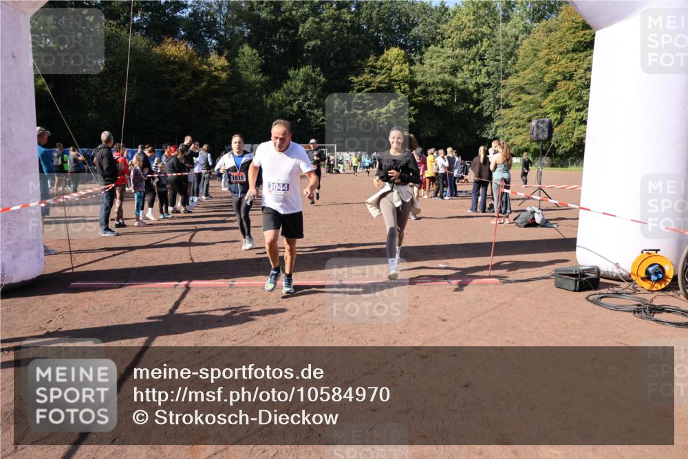 27.09.2026 - 35. Volkslauf durch das schöne Alstertal Strokosch-Dieckow http://msf.ph/oto/10584970 27.09.2026 11:50:12 Ziel 1449, 1515, 3043, 3044, 3193 meine-sportfotos.de