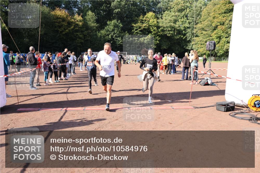 27.09.2026 - 35. Volkslauf durch das schöne Alstertal Strokosch-Dieckow http://msf.ph/oto/10584976 27.09.2026 11:50:12 Ziel 1449, 1515, 3043, 3044, 3193 meine-sportfotos.de