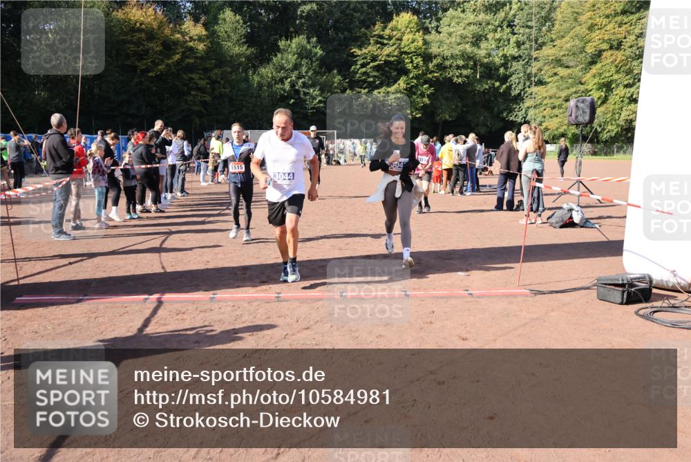 27.09.2026 - 35. Volkslauf durch das schöne Alstertal Strokosch-Dieckow http://msf.ph/oto/10584981 27.09.2026 11:50:12 Ziel 1449, 1515, 3043, 3044, 3193 meine-sportfotos.de