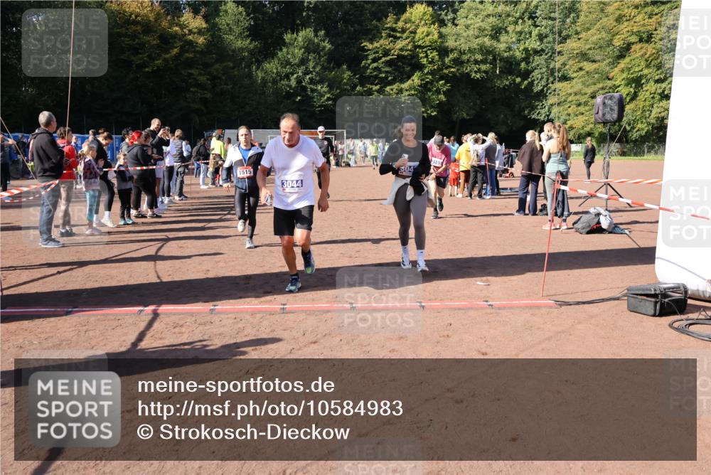 27.09.2026 - 35. Volkslauf durch das schöne Alstertal Strokosch-Dieckow http://msf.ph/oto/10584983 27.09.2026 11:50:12 Ziel 1449, 1515, 3043, 3044, 3193 meine-sportfotos.de