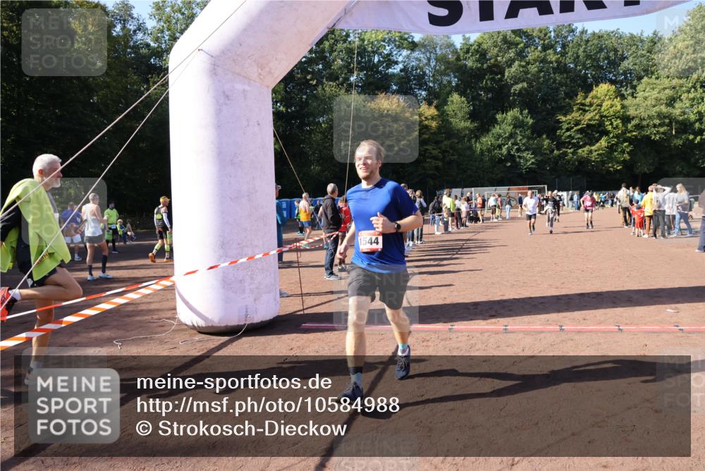 27.09.2026 - 35. Volkslauf durch das schöne Alstertal Strokosch-Dieckow http://msf.ph/oto/10584988 27.09.2026 11:50:08 Ziel 1449, 1515, 1544, 3043, 3044, 3193 meine-sportfotos.de
