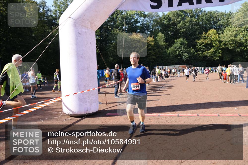 27.09.2026 - 35. Volkslauf durch das schöne Alstertal Strokosch-Dieckow http://msf.ph/oto/10584991 27.09.2026 11:50:08 Ziel 1449, 1515, 1544, 3043, 3044, 3193 meine-sportfotos.de