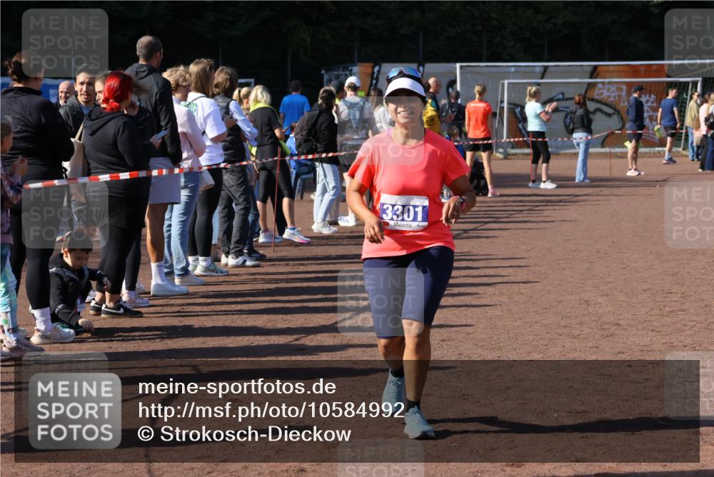 27.09.2026 - 35. Volkslauf durch das schöne Alstertal Strokosch-Dieckow http://msf.ph/oto/10584992 27.09.2026 11:48:45 Ziel 1483, 3301 meine-sportfotos.de