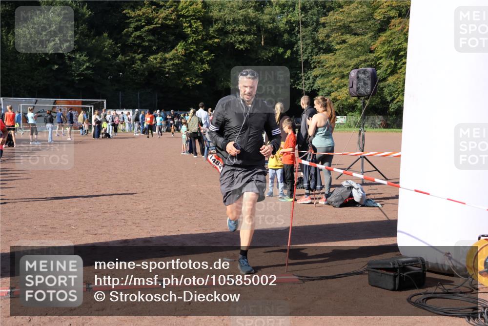 27.09.2026 - 35. Volkslauf durch das schöne Alstertal Strokosch-Dieckow http://msf.ph/oto/10585002 27.09.2026 11:48:43 Ziel 1483, 3301 meine-sportfotos.de