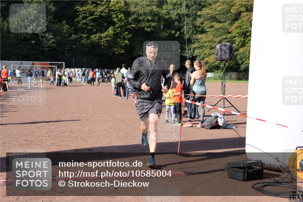 27.09.2026 - 35. Volkslauf durch das schöne Alstertal Strokosch-Dieckow http://msf.ph/oto/10585004 27.09.2026 11:48:43 Ziel 1483, 3301 meine-sportfotos.de