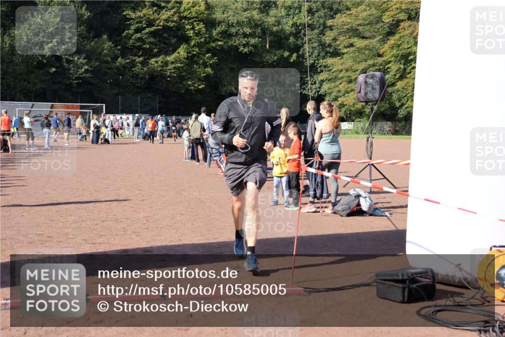 27.09.2026 - 35. Volkslauf durch das schöne Alstertal Strokosch-Dieckow http://msf.ph/oto/10585005 27.09.2026 11:48:43 Ziel 1483, 3301 meine-sportfotos.de