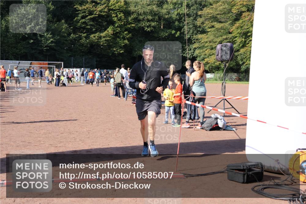 27.09.2026 - 35. Volkslauf durch das schöne Alstertal Strokosch-Dieckow http://msf.ph/oto/10585007 27.09.2026 11:48:43 Ziel 1483, 3301 meine-sportfotos.de