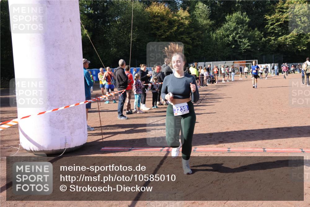 27.09.2026 - 35. Volkslauf durch das schöne Alstertal Strokosch-Dieckow http://msf.ph/oto/10585010 27.09.2026 11:50:02 Ziel 1544, 2422, 3156, 3238 meine-sportfotos.de