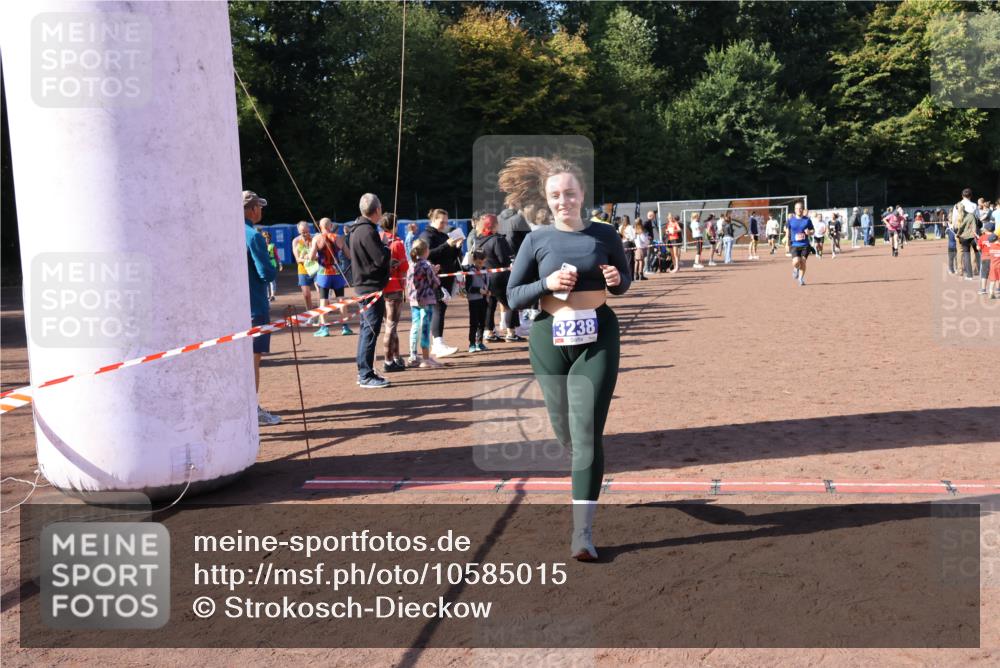 27.09.2026 - 35. Volkslauf durch das schöne Alstertal Strokosch-Dieckow http://msf.ph/oto/10585015 27.09.2026 11:50:02 Ziel 1544, 2422, 3156, 3238 meine-sportfotos.de