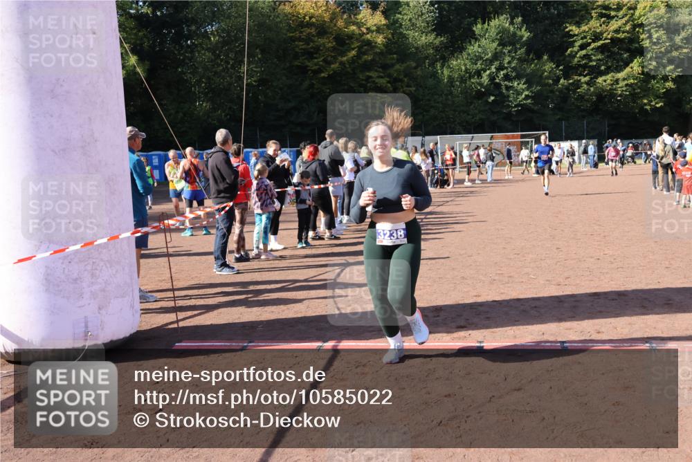 27.09.2026 - 35. Volkslauf durch das schöne Alstertal Strokosch-Dieckow http://msf.ph/oto/10585022 27.09.2026 11:50:02 Ziel 1544, 2422, 3156, 3238 meine-sportfotos.de