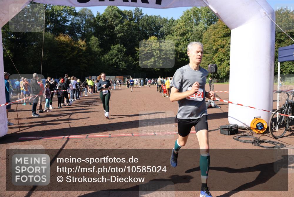 27.09.2026 - 35. Volkslauf durch das schöne Alstertal Strokosch-Dieckow http://msf.ph/oto/10585024 27.09.2026 11:50:00 Ziel 1544, 2422, 3156, 3238 meine-sportfotos.de