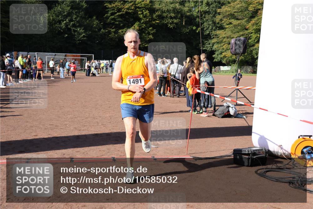 27.09.2026 - 35. Volkslauf durch das schöne Alstertal Strokosch-Dieckow http://msf.ph/oto/10585032 27.09.2026 11:48:34 Ziel 1491, 1677, 2980 meine-sportfotos.de