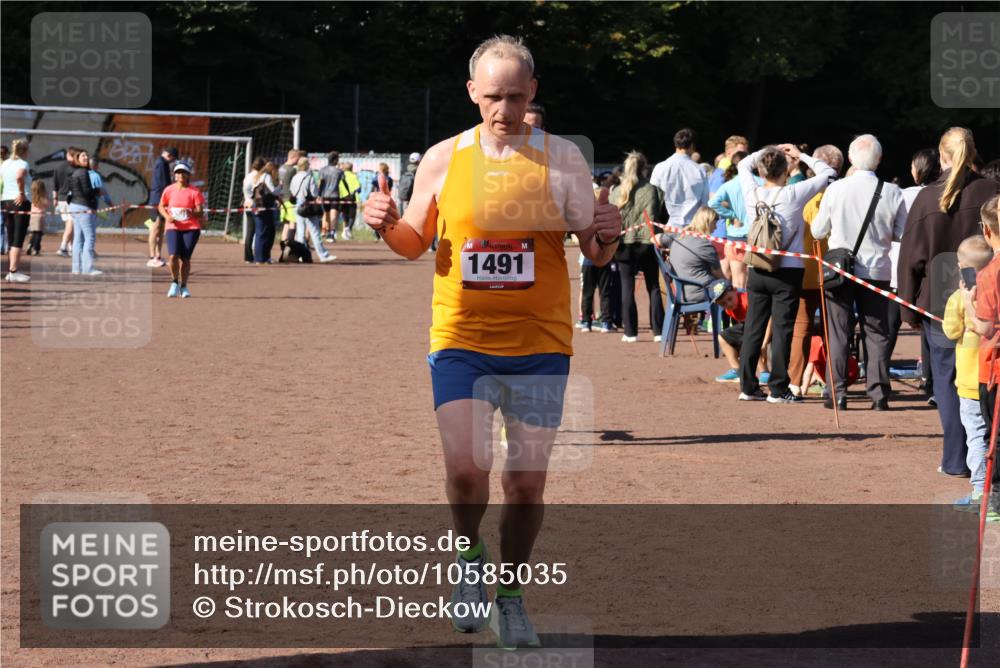 27.09.2026 - 35. Volkslauf durch das schöne Alstertal Strokosch-Dieckow http://msf.ph/oto/10585035 27.09.2026 11:48:33 Ziel 1491, 1677, 2980 meine-sportfotos.de