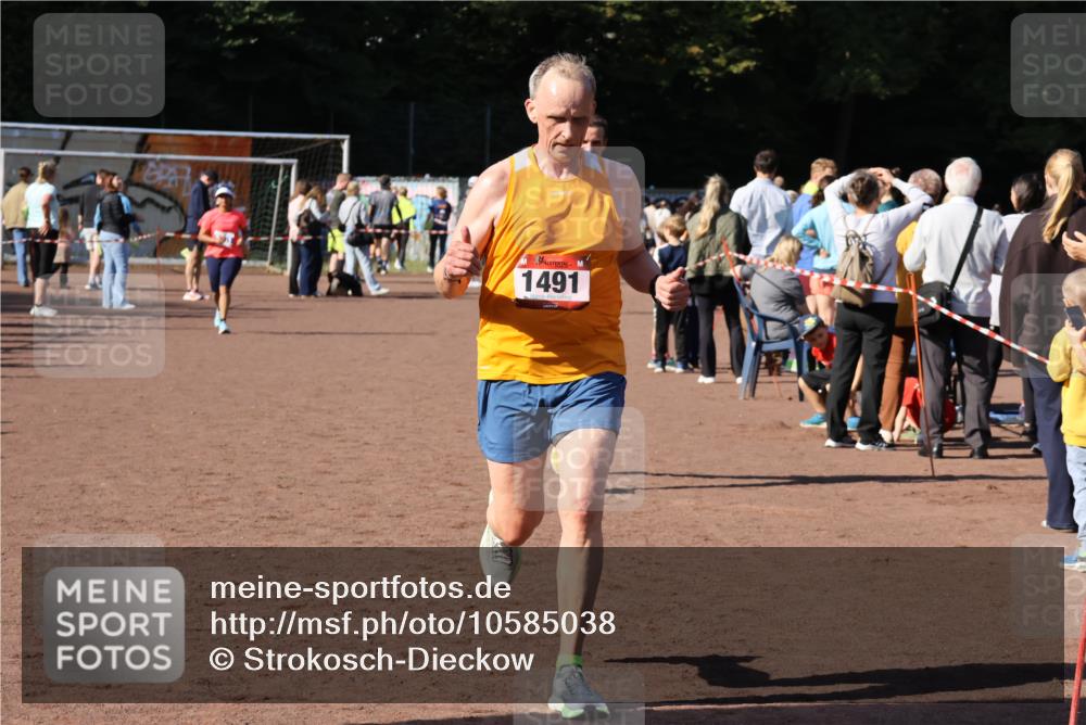 27.09.2026 - 35. Volkslauf durch das schöne Alstertal Strokosch-Dieckow http://msf.ph/oto/10585038 27.09.2026 11:48:33 Ziel 1491, 1677, 2980 meine-sportfotos.de
