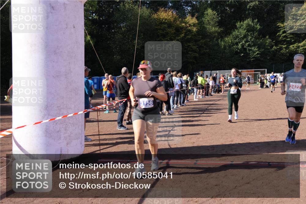 27.09.2026 - 35. Volkslauf durch das schöne Alstertal Strokosch-Dieckow http://msf.ph/oto/10585041 27.09.2026 11:49:59 Ziel 1544, 2422, 3156, 3238 meine-sportfotos.de